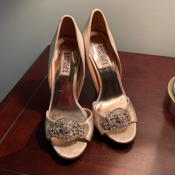 6.5 Badgley Mischka Ivory Satin Heels - Picture 1 of 4